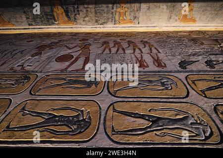 Louxor, Egypte - 2 janvier 2024 : hiéroglyphes colorés sur le mur dans le Tombeau de Ramsès V et Ramsès VI, KV9, Vallée des Rois Banque D'Images