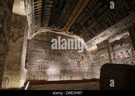 Louxor, Egypte - 2 janvier 2024 : hiéroglyphes colorés sur le mur dans le Tombeau de Ramsès V et Ramsès VI, KV9, Vallée des Rois Banque D'Images