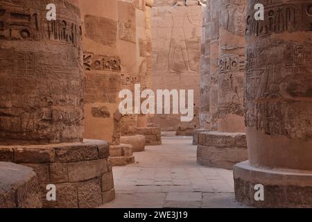 Louxor, Egypte - décembre 26 2023 : salle hypostyle avec d'énormes colonnes dans le temple Karnak Banque D'Images