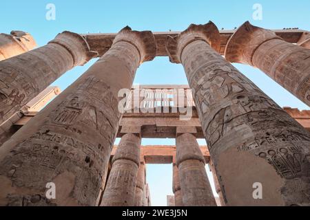 Louxor, Egypte - décembre 26 2023 : salle hypostyle avec d'énormes colonnes dans le temple Karnak Banque D'Images