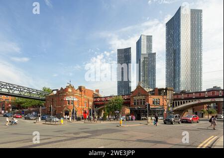 Image des tours résidentielles de Deansgate Square à Manchester, au Royaume-Uni, avec Atlas Bar, la gare de Deansgate et le viaduc de Bridgewater au premier plan Banque D'Images