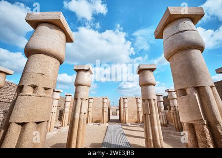 Saqqara, Egypte - 2 janvier 2024 : colonnes dans la tombe d'Horemheb située nécropole de Saqqara Banque D'Images