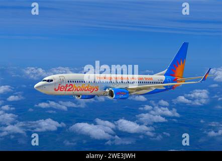 Jet2 Holidays Boeing 737 MAX 800 en vol en palier. Banque D'Images