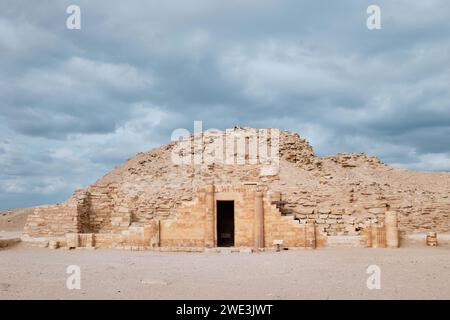 Saqqara, Égypte - 2 janvier 2024 : ancienne pyramide d'Ouserkaf dans la nécropole de Saqqara Banque D'Images