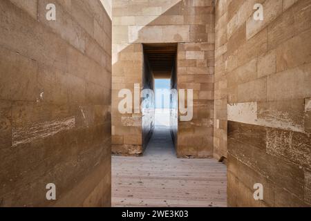 Saqqara, Egypte - 2 janvier 2024 : porte d'entrée de la nécropole de Saqqara, site archéologique et historique. Construit par l'architecte Imhotep Banque D'Images