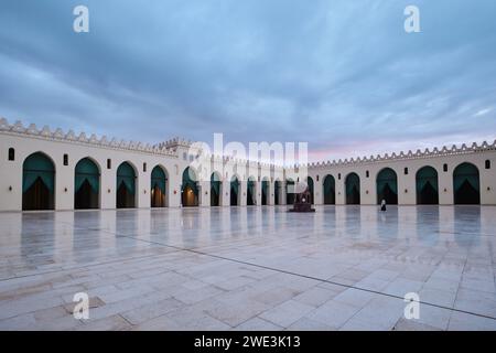 Le Caire, Egypte - 04 janvier 2024 : la mosquée d'Al Hakim, (Al Anwar), avec sol en marbre blanc. Il est nommé d'après Al-Hakim bi-Amr Allah, le sixième Fatim Banque D'Images