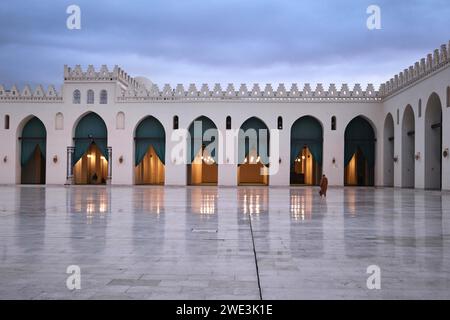 Le Caire, Egypte - 04 janvier 2024 : la mosquée d'Al Hakim, (Al Anwar), avec sol en marbre blanc. Il est nommé d'après Al-Hakim bi-Amr Allah, le sixième Fatim Banque D'Images