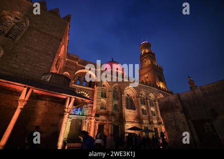 Le Caire, Egypte - décembre 24 2023 : le complexe Qalawun est un complexe pieux massif dans la rue Al-Muizz, dans le Vieux Caire Banque D'Images