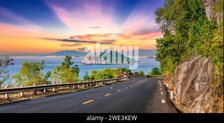Paysage Vung RO Bay vu depuis CA Pass le matin. Cet endroit est considéré comme le col dangereux et la plus belle baie du centre du Vietnam Banque D'Images