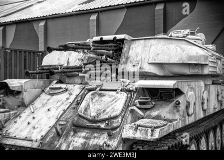 Un système d'armes antiaériennes blindées automotrices de fabrication russe. Il y a quatre canons antiaériens de 23 mm dans la tourelle et une trappe à l'avant. Banque D'Images