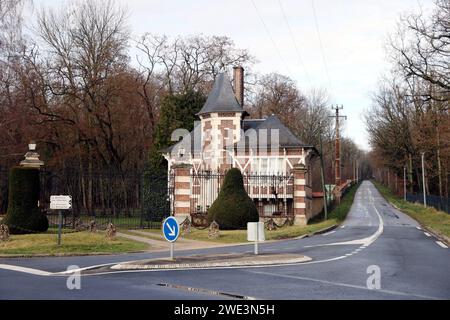 © PHOTOPQR/LE PARISIEN/Jean-Baptiste Quentin ; Douchy-Montcorbon ; 18/01/2024 ; sur les traces d'Alain Delon, dans le village où il habite une très grande résidence historique depuis les années 60, aux limites de la petite ville de Douchy-Montcorbon, dans le Loiret. La grille d'entrée du domaine de la Brulerie. On remarque un sigle avec les lettres A (Alain) M (Mireille) et un D (pour Delon et Darc) © LP/Jean-Baptiste Quentin Douchy - France anciennement appelé Château de Douchy, le domaine Brûlerie appartient à Alain Delon depuis plus de cinquante ans. Jan 2024 *** Légende locale *** Alai Banque D'Images