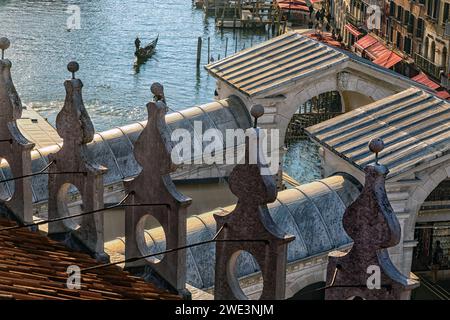 Vue sur le Grand Canal depuis la terrasse panoramique sur le toit de la boutique haut de gamme Fondaco dei Tedeschi à Venise, Italie Banque D'Images