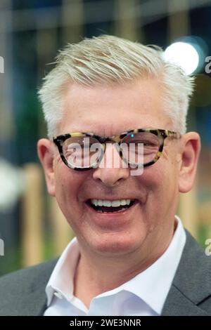 STOCKHOLM, SUÈDE 20240123Le PDG de l'entreprise multinationale de réseaux et de télécommunications Ericsson, Borje Ekholm, s'entretient avec des journalistes après la publication des résultats du premier trimestre de l'entreprise, au siège social de l'entreprise à Stockholm, en Suède, le 24 janvier 2024. Photo : Henrik Montgomery / TT / Code 10060 Banque D'Images