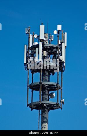 Un mât de téléphone cellulaire moderne en Allemagne. De nombreuses antennes devant un ciel bleu. Banque D'Images