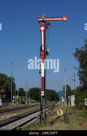 Un vieux signal sémaphore affichant 'Stop' à la gare de Lorsch, Hesse, Allemagne. Ancienne technologie ferroviaire encore utilisée à l'ère numérique de 2022. Banque D'Images