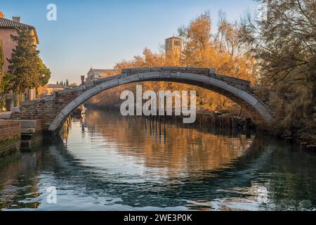 Un pont enjambant un canal à Torcello, Venise, Italie Banque D'Images