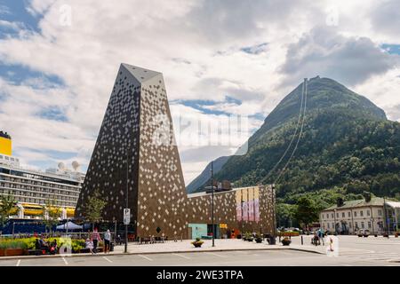 Téléphérique Romsdalgondolen remontant la montagne Nesaksla et Norsk Tindesenter ou Norwegian Mountaineering Centre à Andalsnes, Møre og Romsdal, Norvège Banque D'Images