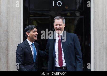 LONDRES, ROYAUME-UNI - 23 JANVIER 2024 : le Premier ministre britannique Rishi Sunak (à gauche) accueille le Premier ministre belge Alexander de Croo (à droite) devant le 10 Downing Street avant leur rencontre bilatérale à Londres, au Royaume-Uni, le 23 janvier 2024. (Photo de Wiktor Szymanowicz/NurPhoto) Banque D'Images