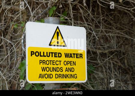 Panneau eau polluée à River Mole, Surrey, Royaume-Uni Banque D'Images