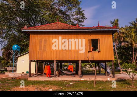 Quartiers d'habitation en bois pilotés de moines bouddhistes ensoleillés, Wat sang Kleang, Tang Krasang, province de Kampong Thom, Cambodge, Indochine. © Kraig Lieb Banque D'Images