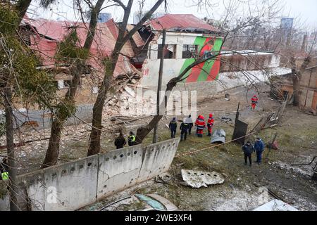 Kiev, Ukraine. 23 janvier 2024. Une vue des bâtiments lourdement endommagés après les tirs de roquettes russes alors que la guerre Russie-Ukraine se poursuit à Kiev. Une attaque de missiles russes a visé les villes ukrainiennes de Kiev, Kharkiv, Pavlohrad et Balakliia, tuant au moins 4 personnes, blessant plusieurs autres et endommageant des bâtiments résidentiels. Selon un responsable, neuf personnes ont été blessées dans la capitale Kiev, tandis que 3 personnes sont mortes et 28 personnes ont été blessées dans l'attaque de Kharkiv. Crédit : SOPA Images Limited/Alamy Live News Banque D'Images