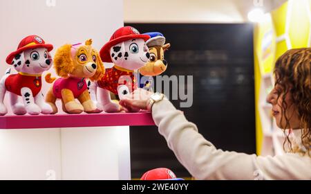 Londres, Royaume-Uni. 23 janvier 2024. Célébrant son 75e anniversaire, l'Olympia de Londres a ouvert ses portes à la créativité vibrante de la Toy Fair, le plus grand salon dédié aux jouets, jeux et loisirs du Royaume-Uni. Crédit : Paul Quezada-Neiman/Alamy Live News Banque D'Images