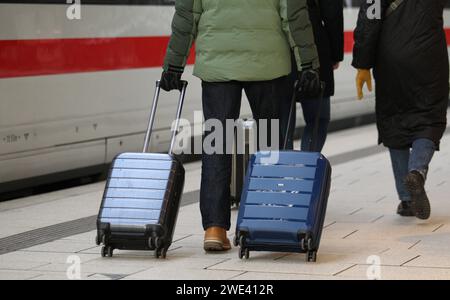 Bahnreisende gehen wenige Stunden vor Beginn vom Streik der Gewerkschaft der Lokomotivführer auf einem Bahnsteig im Hauptbahnhof Hamburg entlang. St. Georg Hamburg *** les voyageurs ferroviaires marchent le long d'un quai à la gare centrale de Hambourg St Georg Hamburg quelques heures avant le début de la grève syndicale des conducteurs de train Banque D'Images