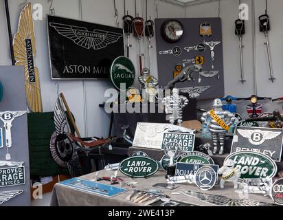 Vue d'un stand Automobilia, au festival Silverstone 2023 Banque D'Images