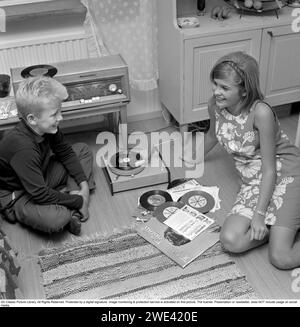 Gittan Wernström (née en 1947) enfant actrice suédoise. Ici avec Roland Grönfors (né en 1948) enfant acteur suédois. Tous deux sont apparus dans la série télévisée Villervalle i Söderhavet. 1962 Banque D'Images