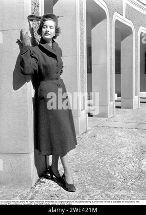 À la mode dans les années 1950 Une jeune femme porte un manteau typique des années 1950. 1950. Réf. I1735 Banque D'Images