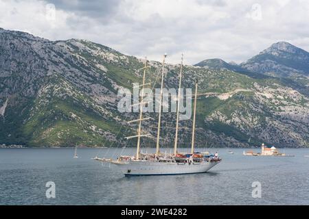 Grand voilier va sur l'eau de la baie de Kotor Banque D'Images