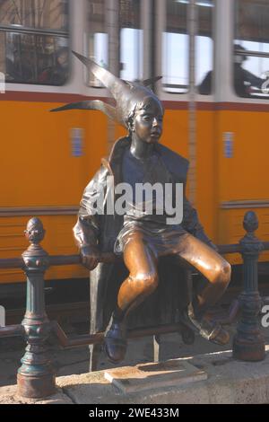 Statue de la petite Princesse, sculpture de Laszlo Marton, devant Vigado, tram numéro 2 derrière, promenade du Danube, Budapest, Hongrie Banque D'Images