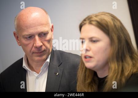 Berlin, Allemagne. 23 janvier 2024. Kai Wegner (CDU), maire de Berlin, et Clara Herrmann (Bündnis 90/Die Grünen), maire de Berlin Friedrichshain-Kreuzberg, se tiennent côte à côte lors d'une visite du Sénat de Berlin dans le quartier Friedrichshain-Kreuzberg. Crédit : Sebastian Christoph Gollnow/dpa/Alamy Live News Banque D'Images