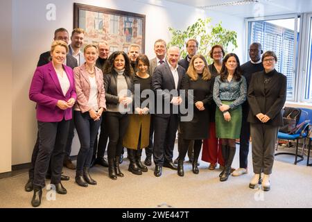 Berlin, Allemagne. 23 janvier 2024. Le Sénat de Berlin avec Kai Wegner (CDU, M), maire de Berlin, et Clara Herrmann (Bündnis 90/Die Grünen), maire de Berlin Friedrichshain-Kreuzberg, se réunissent lors d'une visite du Sénat de Berlin dans le district de Friedrichshain-Kreuzberg. Crédit : Sebastian Christoph Gollnow/dpa/Alamy Live News Banque D'Images