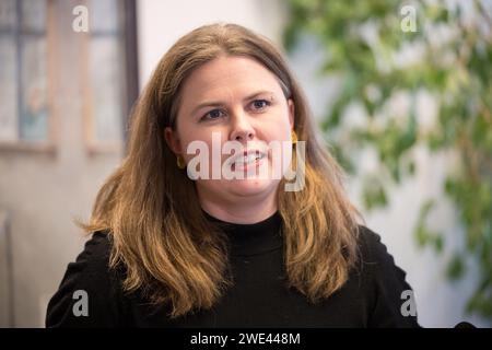 Berlin, Allemagne. 23 janvier 2024. Clara Herrmann (Bündnis 90/Die Grünen), maire de Berlin Friedrichshain-Kreuzberg, prend la parole lors d'une visite du Sénat de Berlin dans le quartier Friedrichshain-Kreuzberg. Crédit : Sebastian Christoph Gollnow/dpa/Alamy Live News Banque D'Images