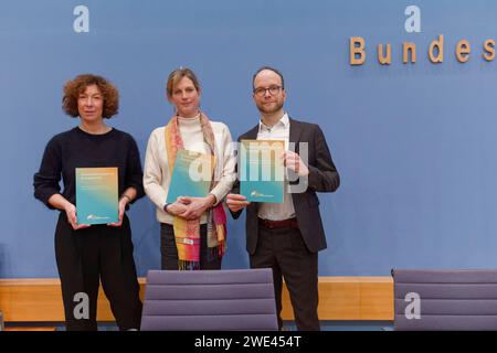 2024-01-23 - Deutschland, Berlin - Bundspressekonferenz : Vorstellung einer Finanzierungsstrategie für die Erdgasunabhängigkeit Deutschlands. Im Bild v.l. Jonathan Barth, Sprecher Fachrat Energieunabhängigkeit und Politischer Direktor ZOE Institut für zukunftsfähige Ökonomien, Prof. Dr. Maja Göpel, Beiratsmitglied ZOE und Honorarprofessorin für Nachhaltigkeitstransformationen Leuphana Universität Lüneburg, und Kristina Jeromin, Mitglied Fachrat Energieunabhängigkeit und Geschäftsführerin Sustainable Finance Cluster Allemagne. Crédit : Jurgen Heinrich www.jurgen-heinrich.com - Jürgen Heinrich - Voir Banque D'Images