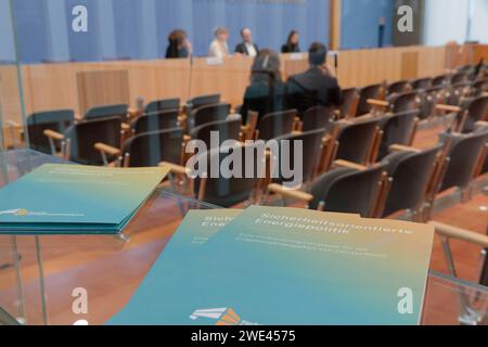 2024-01-23 - Deutschland, Berlin - Bundspressekonferenz : Vorstellung einer Finanzierungsstrategie für die Erdgasunabhängigkeit Deutschlands. Im Bild v.l. Jonathan Barth, Sprecher Fachrat Energieunabhängigkeit und Politischer Direktor ZOE Institut für zukunftsfähige Ökonomien, Prof. Dr. Maja Göpel, Beiratsmitglied ZOE und Honorarprofessorin für Nachhaltigkeitstransformationen Leuphana Universität Lüneburg, und Kristina Jeromin, Mitglied Fachrat Energieunabhängigkeit und Geschäftsführerin Sustainable Finance Cluster Allemagne. Crédit : Jurgen Heinrich www.jurgen-heinrich.com - Jürgen Heinrich - Voir Banque D'Images