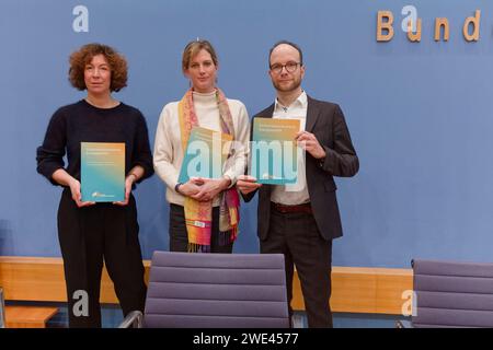 2024-01-23 - Deutschland, Berlin - Bundspressekonferenz : Vorstellung einer Finanzierungsstrategie für die Erdgasunabhängigkeit Deutschlands. Im Bild v.l. Jonathan Barth, Sprecher Fachrat Energieunabhängigkeit und Politischer Direktor ZOE Institut für zukunftsfähige Ökonomien, Prof. Dr. Maja Göpel, Beiratsmitglied ZOE und Honorarprofessorin für Nachhaltigkeitstransformationen Leuphana Universität Lüneburg, und Kristina Jeromin, Mitglied Fachrat Energieunabhängigkeit und Geschäftsführerin Sustainable Finance Cluster Allemagne. Crédit : Jurgen Heinrich www.jurgen-heinrich.com - Jürgen Heinrich - Voir Banque D'Images