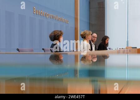 2024-01-23 - Deutschland, Berlin - Bundspressekonferenz : Vorstellung einer Finanzierungsstrategie für die Erdgasunabhängigkeit Deutschlands. Im Bild v.l. Jonathan Barth, Sprecher Fachrat Energieunabhängigkeit und Politischer Direktor ZOE Institut für zukunftsfähige Ökonomien, Prof. Dr. Maja Göpel, Beiratsmitglied ZOE und Honorarprofessorin für Nachhaltigkeitstransformationen Leuphana Universität Lüneburg, und Kristina Jeromin, Mitglied Fachrat Energieunabhängigkeit und Geschäftsführerin Sustainable Finance Cluster Allemagne. Crédit : Jurgen Heinrich www.jurgen-heinrich.com - Jürgen Heinrich - Voir Banque D'Images