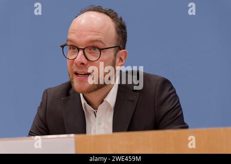 2024-01-23 - Deutschland, Berlin - Bundspressekonferenz : Vorstellung einer Finanzierungsstrategie für die Erdgasunabhängigkeit Deutschlands. Im Bild Jonathan Barth, Sprecher Fachrat Energieunabhängigkeit und Politischer Direktor ZOE Institut für zukunftsfähige Ökonomien. Credit : Jurgen Heinrich www.jurgen-heinrich.com - Jürgen Heinrich - Seelingstrasse 17 - 14059 Berlin/Allemagne/Tyskland - fon 49 171 8355178 - infojurgen-heinrich.com - No modelrelease - Nur redaktionelle Verwendung - BANQUE : IBAN : DE43 1001 0010 0325 6861 05 BIC : PBNKDEFF - VAT/UST-ID : DE190808195 Stratégie Erdgasunabhängigkeit * Banque D'Images