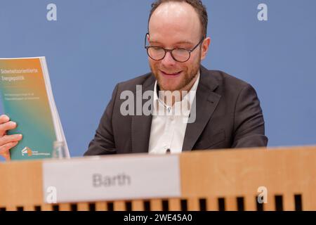 2024-01-23 - Deutschland, Berlin - Bundspressekonferenz : Vorstellung einer Finanzierungsstrategie für die Erdgasunabhängigkeit Deutschlands. Im Bild Jonathan Barth, Sprecher Fachrat Energieunabhängigkeit und Politischer Direktor ZOE Institut für zukunftsfähige Ökonomien. Credit : Jurgen Heinrich www.jurgen-heinrich.com - Jürgen Heinrich - Seelingstrasse 17 - 14059 Berlin/Allemagne/Tyskland - fon 49 171 8355178 - infojurgen-heinrich.com - No modelrelease - Nur redaktionelle Verwendung - BANQUE : IBAN : DE43 1001 0010 0325 6861 05 BIC : PBNKDEFF - VAT/UST-ID : DE190808195 Stratégie Erdgasunabhängigkeit * Banque D'Images