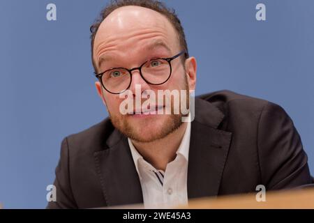 2024-01-23 - Deutschland, Berlin - Bundspressekonferenz : Vorstellung einer Finanzierungsstrategie für die Erdgasunabhängigkeit Deutschlands. Im Bild Jonathan Barth, Sprecher Fachrat Energieunabhängigkeit und Politischer Direktor ZOE Institut für zukunftsfähige Ökonomien. Credit : Jurgen Heinrich www.jurgen-heinrich.com - Jürgen Heinrich - Seelingstrasse 17 - 14059 Berlin/Allemagne/Tyskland - fon 49 171 8355178 - infojurgen-heinrich.com - No modelrelease - Nur redaktionelle Verwendung - BANQUE : IBAN : DE43 1001 0010 0325 6861 05 BIC : PBNKDEFF - VAT/UST-ID : DE190808195 Stratégie Erdgasunabhängigkeit * Banque D'Images