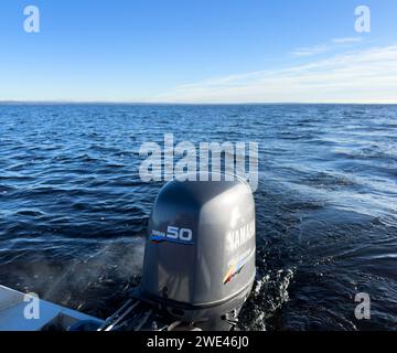 Erevan, Arménie, 20 octobre 2023 : bateau de sport de pêche moderne avec un moteur hors-bord de marque Yamaha 50 FourStroke en vitesse sur Sevan le lac. Banque D'Images