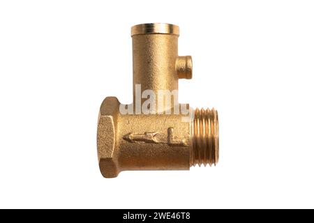 Raccord de plomberie en bronze pour tuyaux isolés sur fond blanc. Adaptateur de raccord d'eau en laiton isolé. Banque D'Images