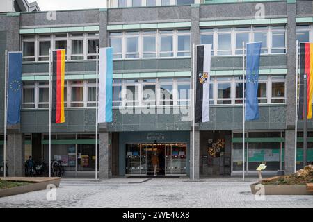 Bayreuth, Allemagne. 23 janvier 2024. La zone d'entrée du conseil municipal de Bayreuth dans le nouvel hôtel de ville. La ville de Bayreuth présente une station de radio d'urgence qui peut fournir aux citoyens de la ville et du district de Bayreuth toutes les informations nécessaires en cas de panne d'électricité. L'émetteur FM est capable de diffuser un programme d'urgence via la fréquence de transmission de la station radio locale 'radio Mainwelle' (FM 104.3). Crédit : Daniel Vogl/dpa/Alamy Live News Banque D'Images