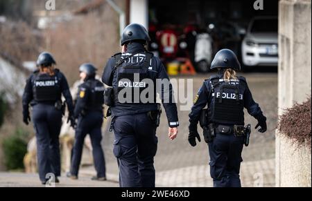 Unterkirnach, Allemagne. 23 janvier 2024. Les policiers traversent une zone résidentielle avec tout l'équipement. Parce qu’une expulsion menaçait de s’intensifier, la police déploie actuellement un important contingent. Crédit : Silas Stein/dpa/Alamy Live News Banque D'Images