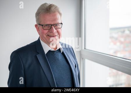 Bayreuth, Allemagne. 23 janvier 2024. Portrait de Thomas Ebersberger (CSU), maire de la ville de Bayreuth. La ville de Bayreuth présente une station de radio d'urgence qui peut fournir aux citoyens de la ville et du district de Bayreuth toutes les informations nécessaires en cas de panne d'électricité. L'émetteur FM est capable de diffuser un programme d'urgence via la fréquence de transmission de la station radio locale 'radio Mainwelle' (FM 104.3). Crédit : Daniel Vogl/dpa/Alamy Live News Banque D'Images