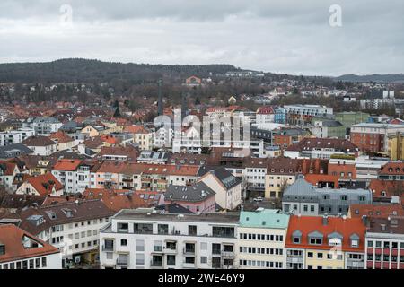 Bayreuth, Allemagne. 23 janvier 2024. Vue sur Bayreuth depuis la terrasse sur le toit du nouvel hôtel de ville. La ville de Bayreuth présente une station de radio d'urgence qui peut fournir aux citoyens de la ville et du district de Bayreuth toutes les informations nécessaires en cas de panne d'électricité. L'émetteur FM est capable de diffuser un programme d'urgence via la fréquence de transmission de la station radio locale 'radio Mainwelle' (FM 104.3). Crédit : Daniel Vogl/dpa/Alamy Live News Banque D'Images