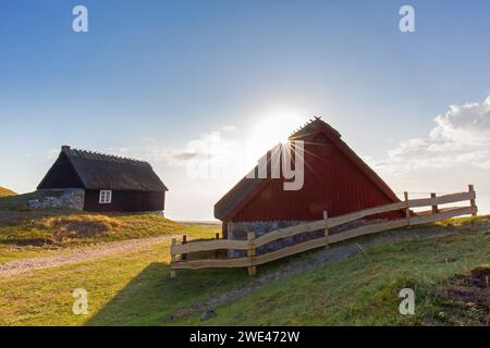 Deux cabanes de pêche au lever du soleil en été le long de la côte de la mer Baltique à Havaeng / Haväng, Österlen / Oesterlen, Skane / Scania, Suède Banque D'Images