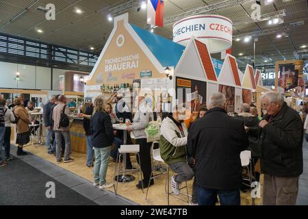 Berlin, Allemagne. 23 janvier 2024. Le salon agricole Grune Woche à Berlin, Allemagne, le 23 janvier 2024. Les Tchèques ne manquent pas là, offrant de la bière traditionnelle, mais aussi des sauces au piment et des spécialités aux insectes. Section tchèque photographiée avec un pub de style Bohême du Sud. Crédit : Ales Zapotocky/CTK photo/Alamy Live News Banque D'Images